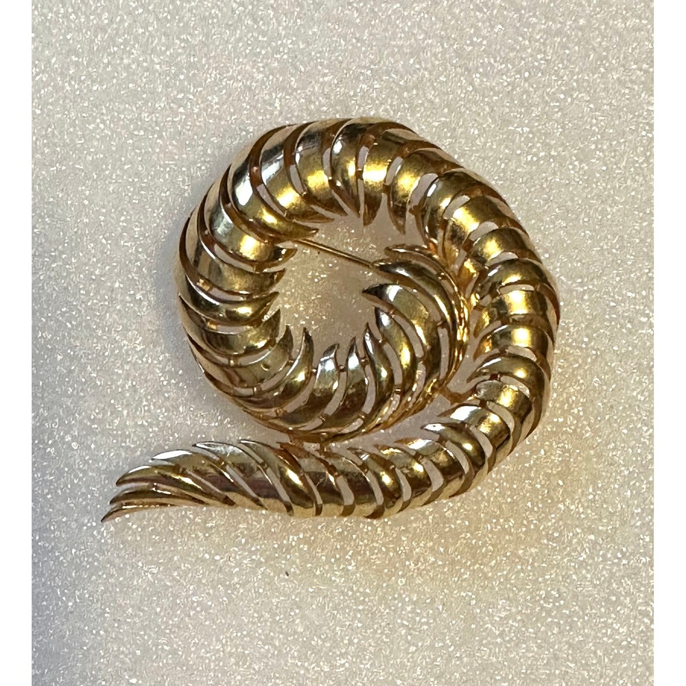 Vintage Trifari Feathered Swirl Gold Tone Pin